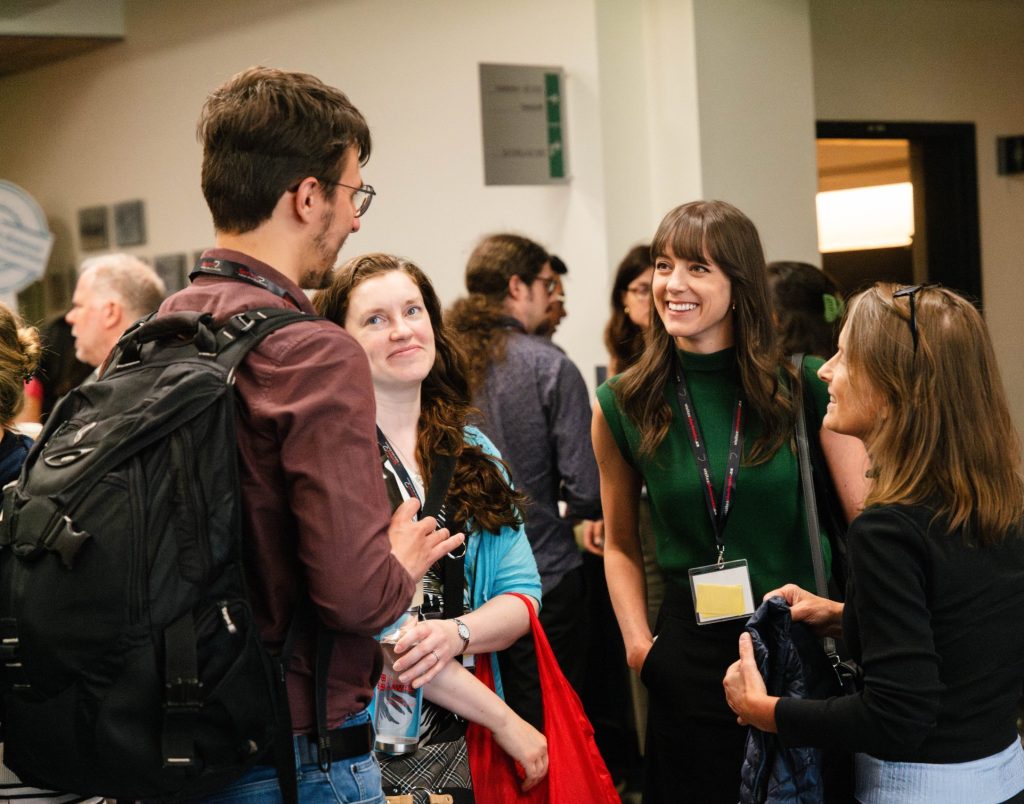 Collègues qui discutent des actualités